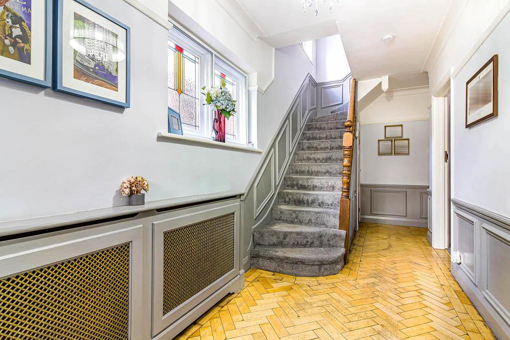 Devon Close, Buckhurst Hill 3 bed semidetached house £850,000