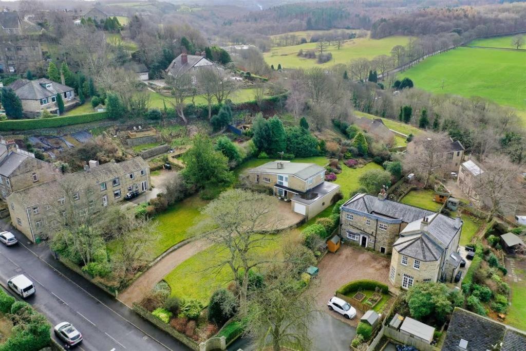 Far Dene, Kirkburton 4 bed detached house £400,000