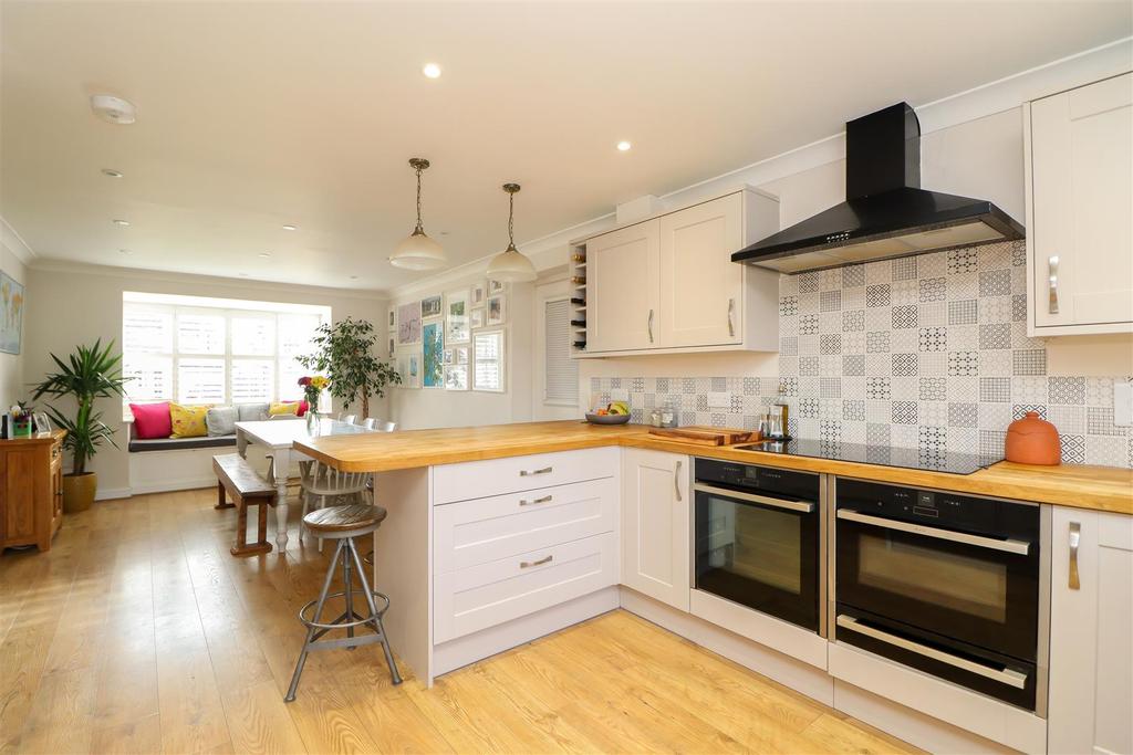 Blakes Farm Road, Southwater, Horsham 4 bed detached house £725,000