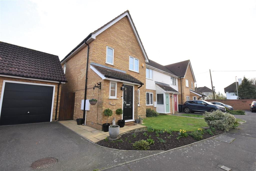 Regency Close, Rochford 3 bed end of terrace house £350,000