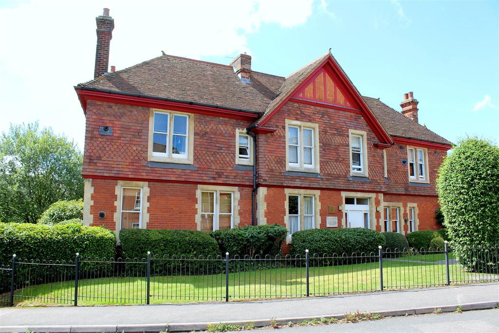 Goldsmith Way, St Albans 2 bed apartment £430,000