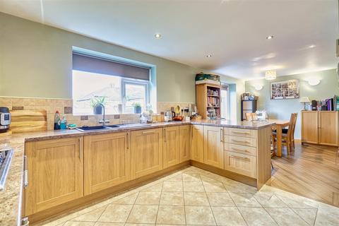 16 Broadgate Crescent, Horsforth, Leeds, LS18 4HG
