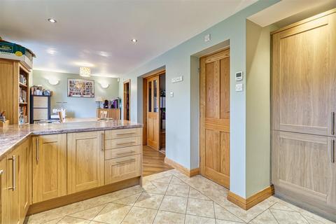 16 Broadgate Crescent, Horsforth, Leeds, LS18 4HG