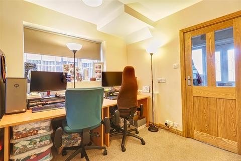 16 Broadgate Crescent, Horsforth, Leeds, LS18 4HG