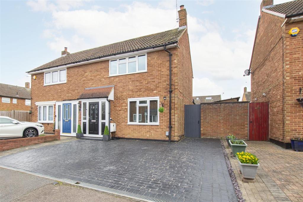 Montgomery Drive, Cheshunt 4 bed semidetached house £525,000