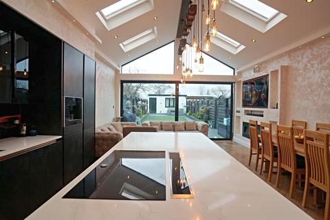 162 Hampton Road, London, E4 8NT