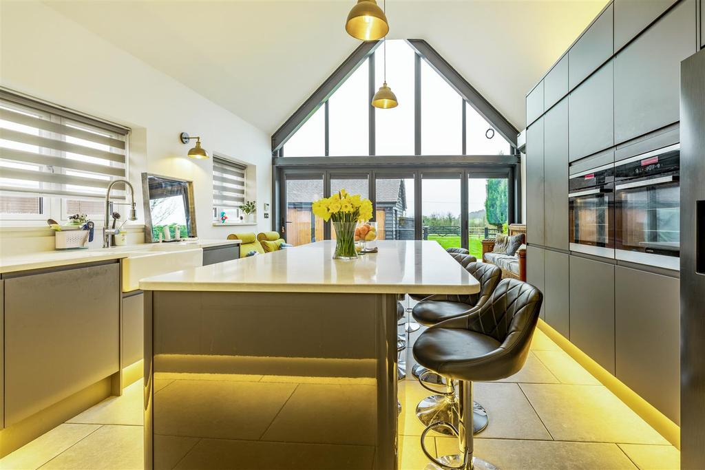 8491381-interior13v2.jpg