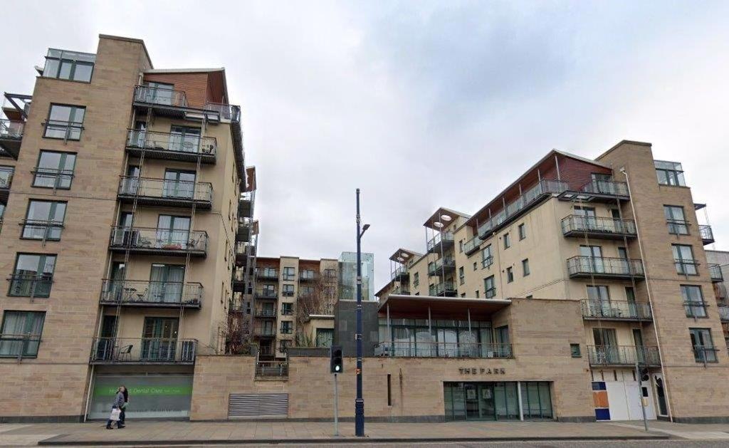 HOLYROOD ROAD, HOLYROOD, EDINBURGH... 2 bed flat £1,470 pcm (£339 pw)