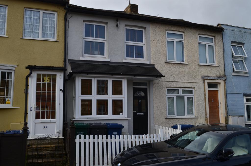 Sebright Road, EN5 2 bed cottage £1,650 pcm (£381 pw)