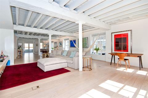 Apartment 3, Tapestry Building, 16 New Street, London, EC2M 4TR