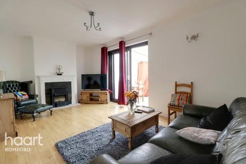 2 Selsdon Close, Romford, RM5 3JL