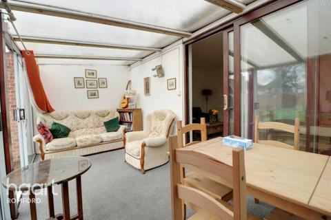 2 Selsdon Close, Romford, RM5 3JL