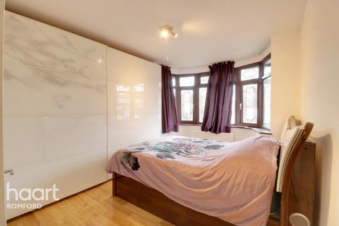 2 Selsdon Close, Romford, RM5 3JL