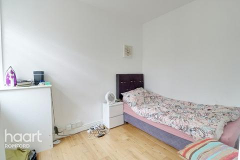 2 Selsdon Close, Romford, RM5 3JL