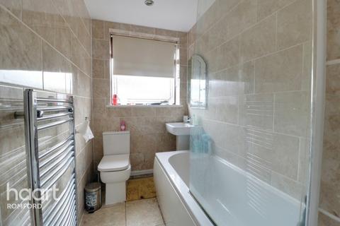 2 Selsdon Close, Romford, RM5 3JL