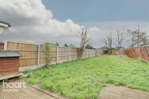 2 Selsdon Close, Romford, RM5 3JL