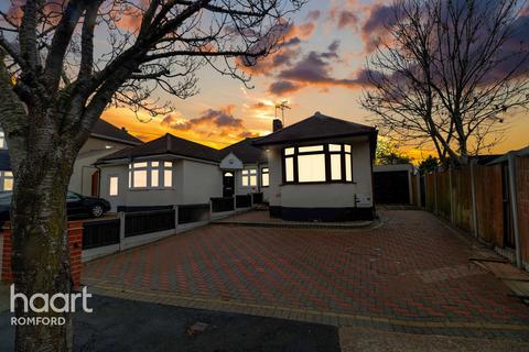 2 Selsdon Close, Romford, RM5 3JL