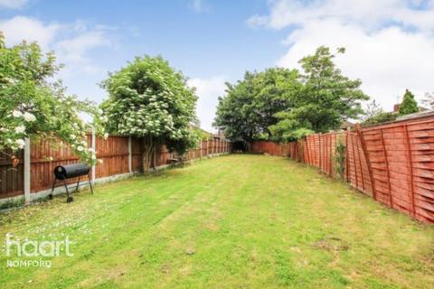 2 Selsdon Close, Romford, RM5 3JL