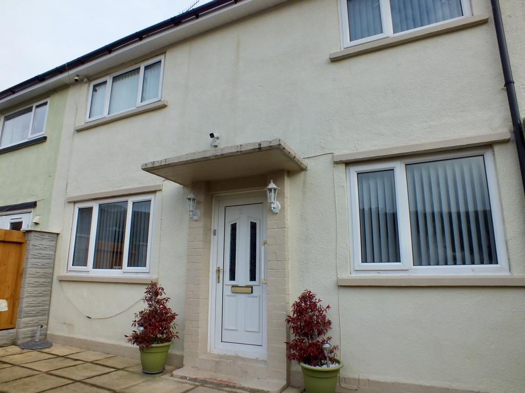 Daggar Avenue, Abertillery... 3 bed terraced house £160,000