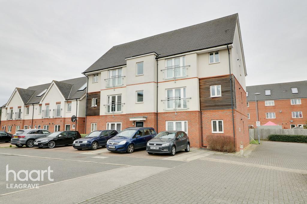 Digby Close, Luton 2 bed apartment £200,000