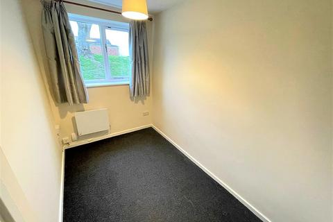 2 bedroom maisonette to rent, Hollybush Way, Cheshunt,