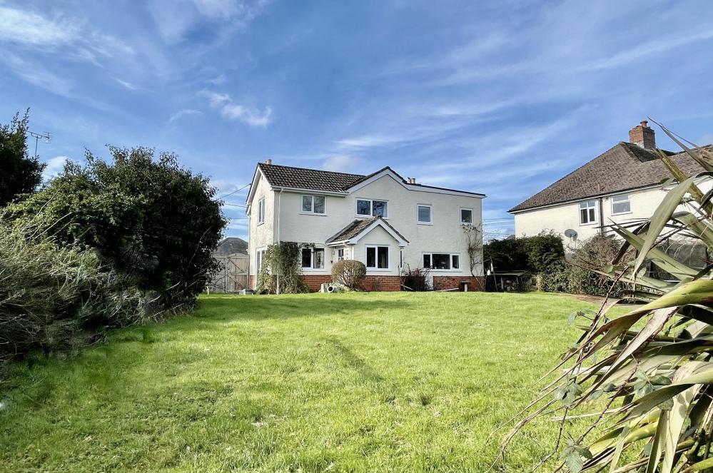 Hightown, Ringwood, BH24 1UN 4 bed detached house £800,000