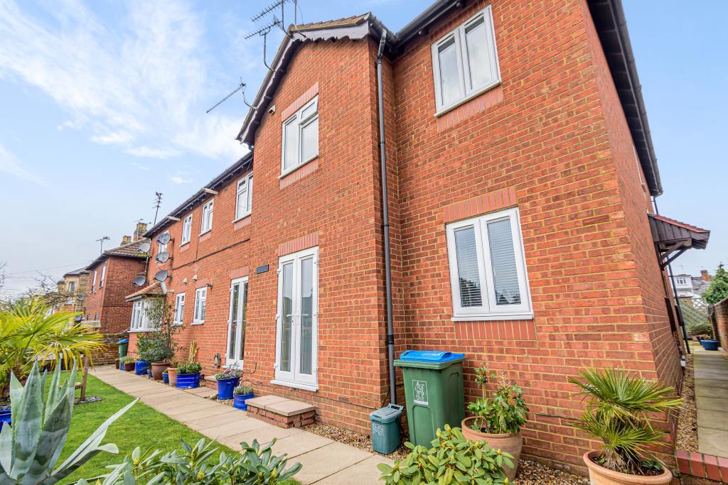 Tring Road, Aylesbury, HP20 2 bed £975 pcm (£225 pw)