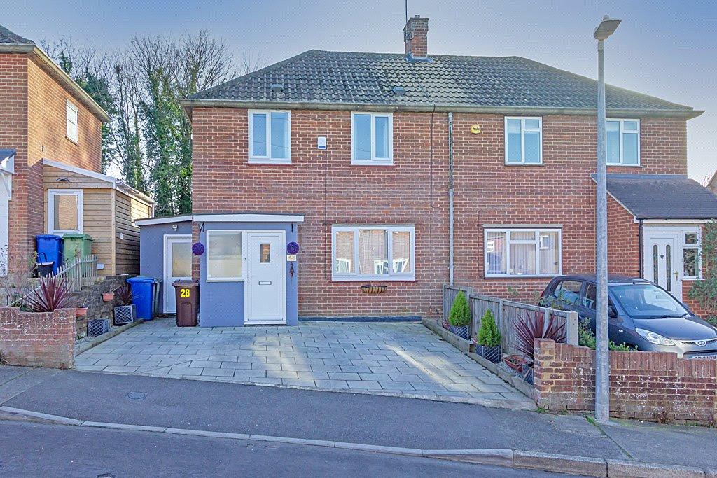 Lion Field, Faversham, ME13 2 bed semidetached house £1,150 pcm (£