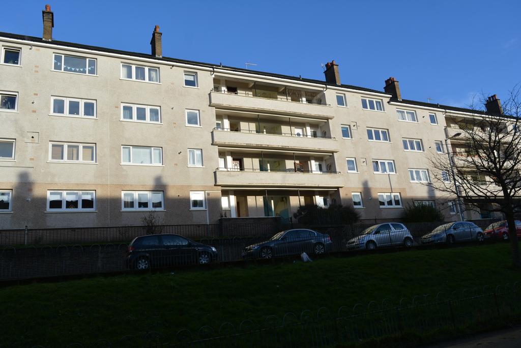 1/2 18 Thornwood Road, Thornwood... 3 bed flat £135,000