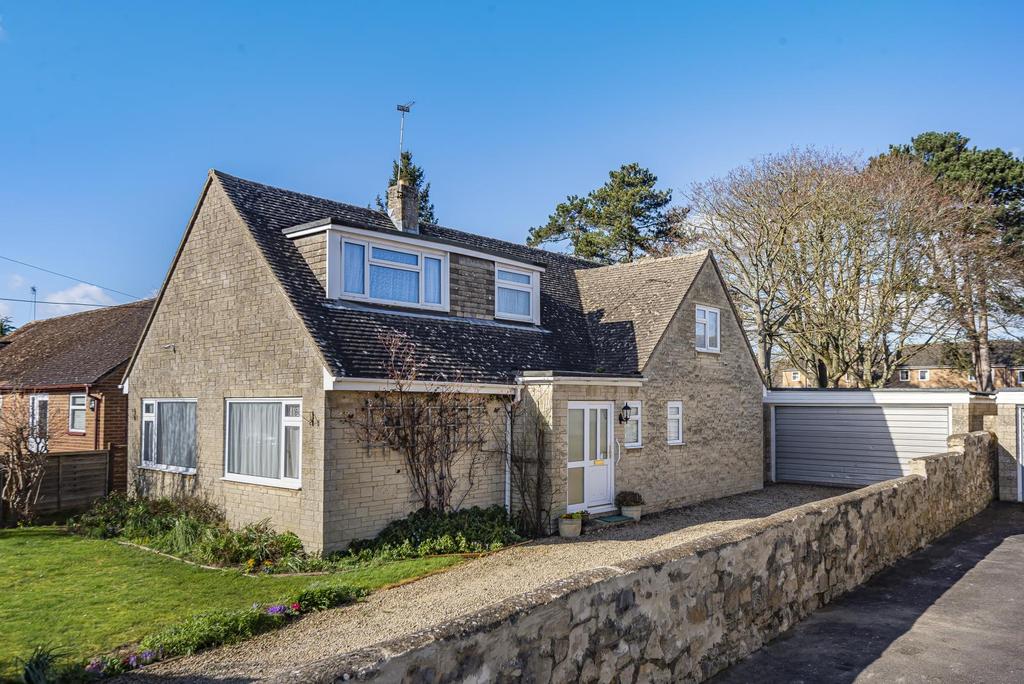 Arkell Avenue, Carterton, Oxfordshire... 4 bed detached bungalow £500,000