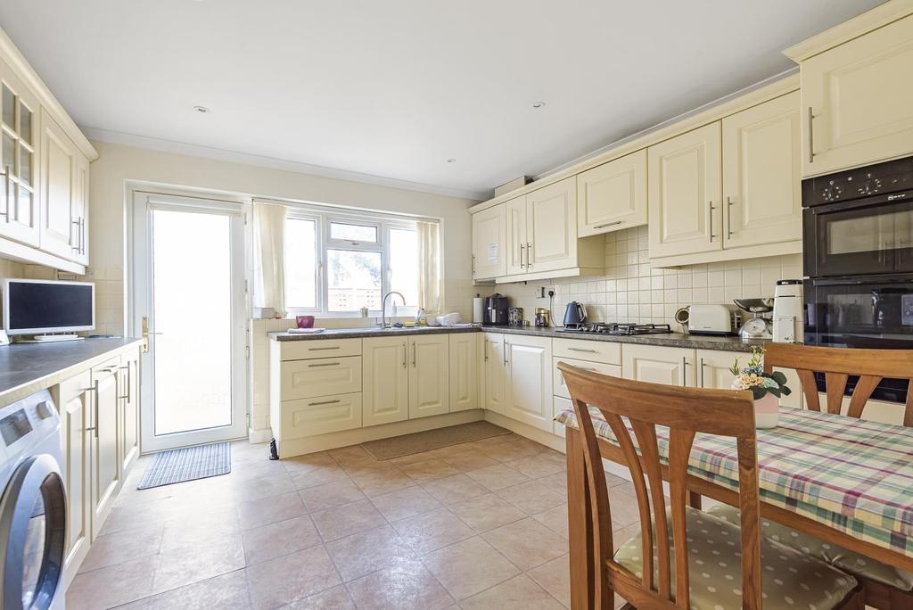 Arkell Avenue, Carterton, Oxfordshire... 4 bed detached bungalow £500,000