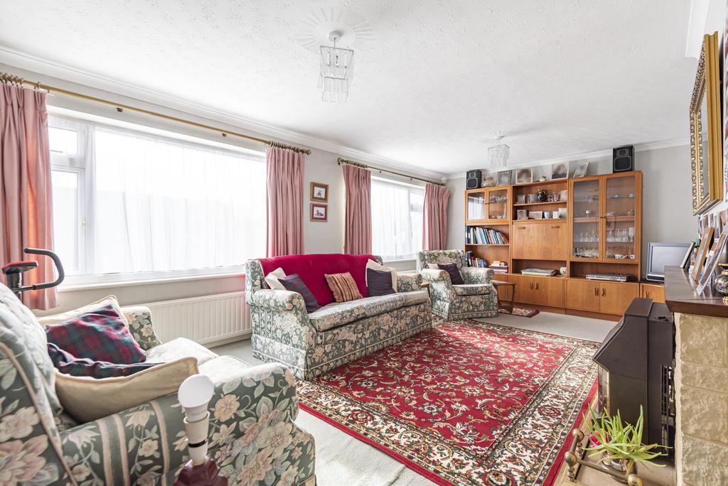 Arkell Avenue, Carterton, Oxfordshire... 4 bed detached bungalow £500,000