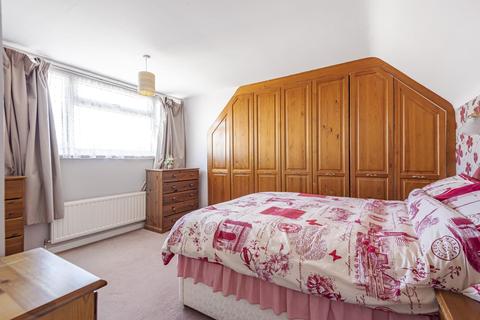Sideways Arkell Avenue, Carterton, OX18 3BS