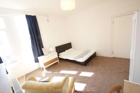 1 bedroom in a house share to rent - 5 ROOMS REMAINING!!  BIG ROOMS! COMMUNAL LOUNGE! York Road, Southend On Sea