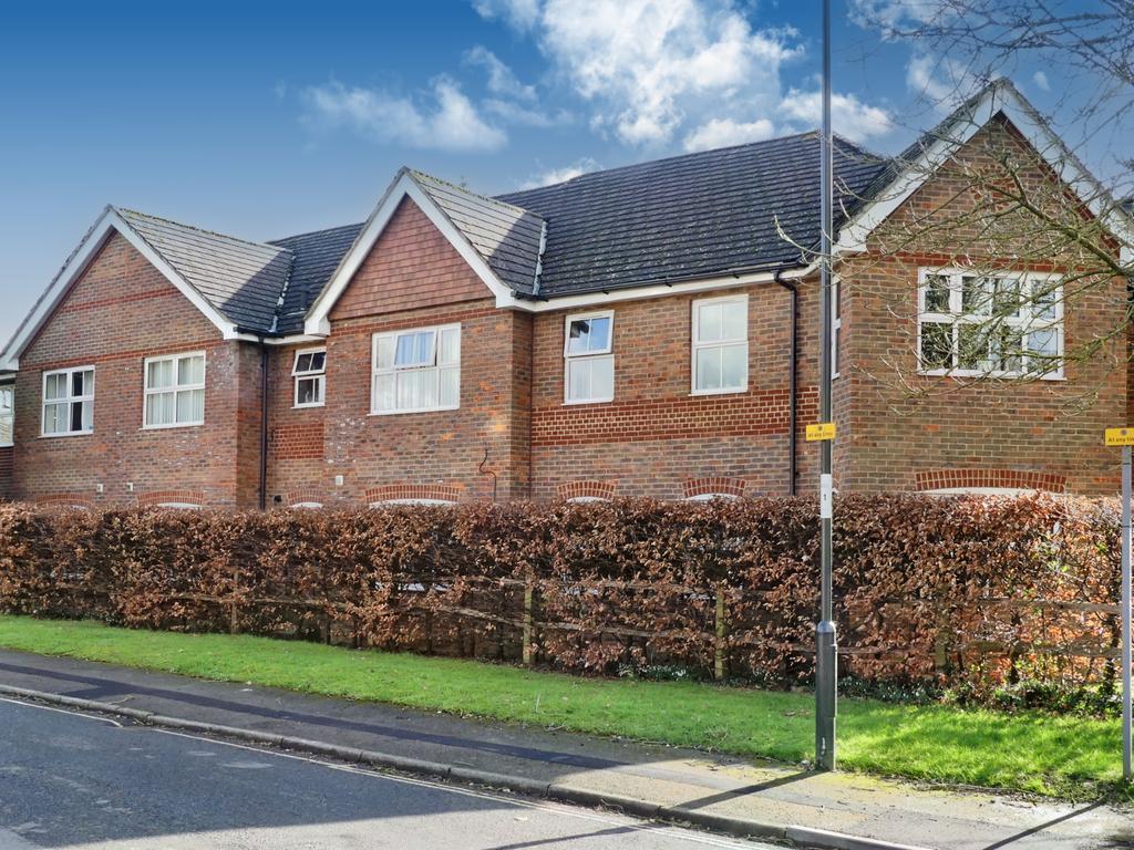 Harewood Close, Crawley RH10 1 bed apartment £204,950