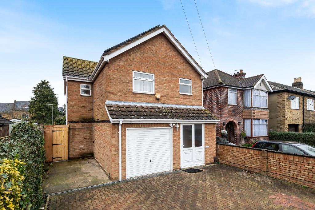 Alexandra Road, Ashford, TW15 4 bed detached house £1,850 pcm (£427 pw)