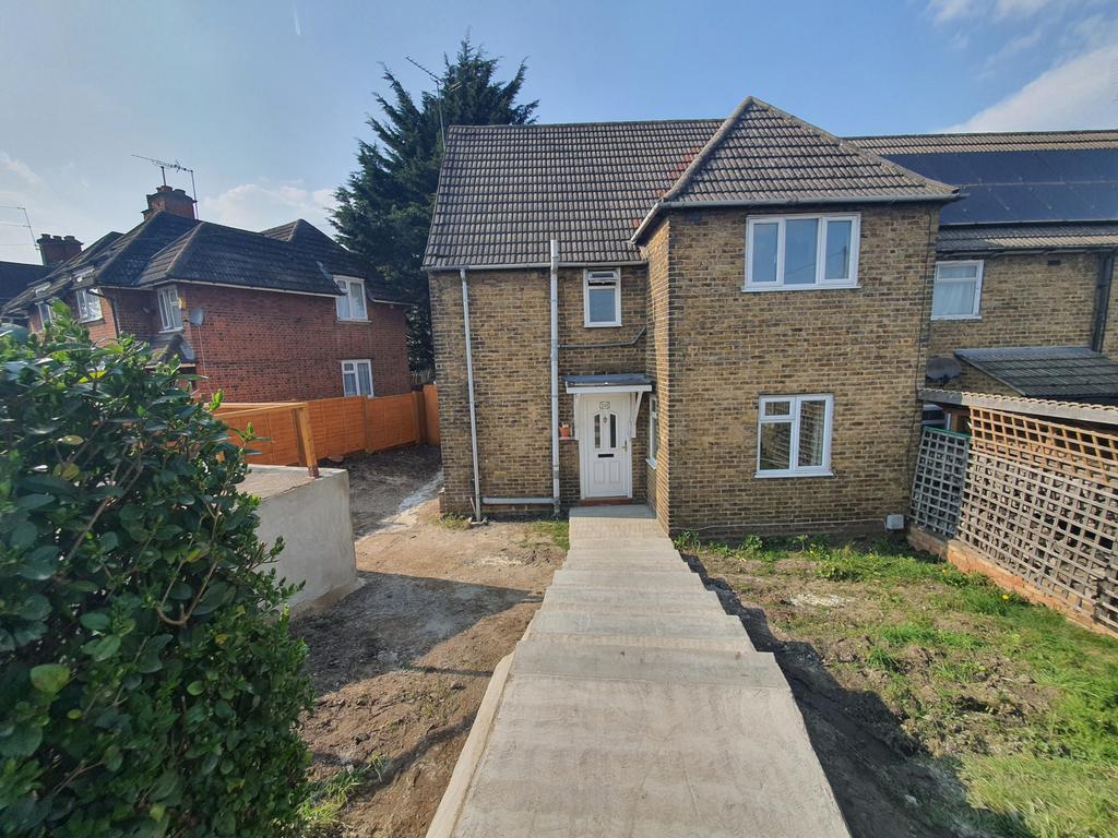 Summers Lane, North Finchley LONDON, N12 3 bed end of terrace house £