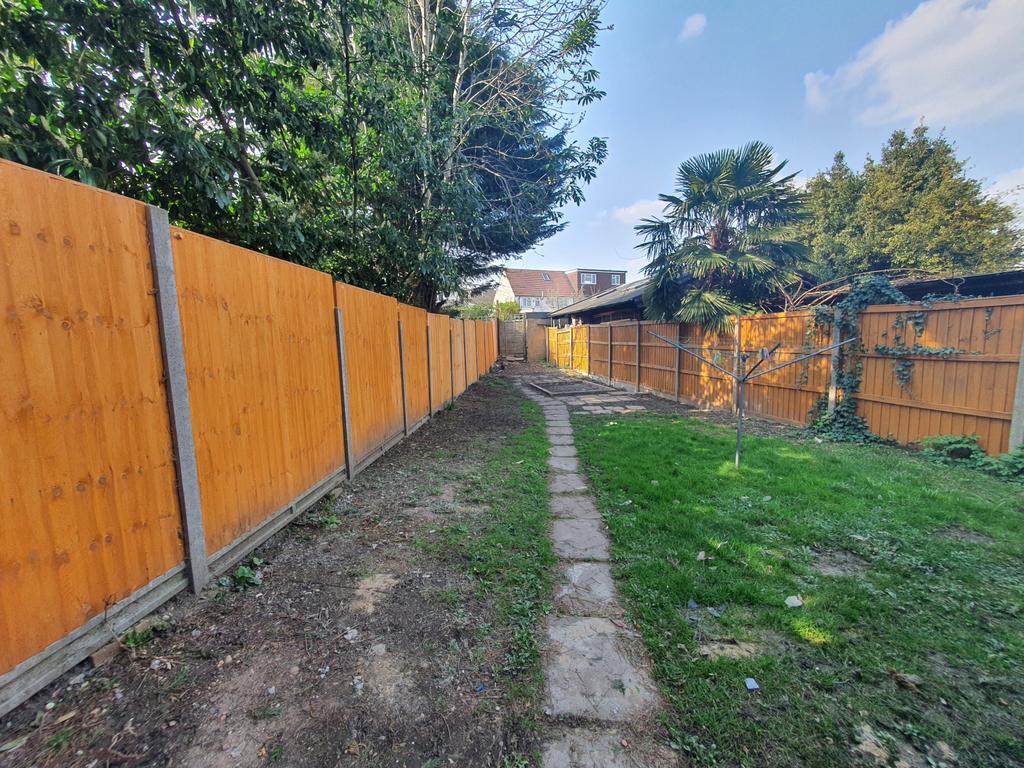 Summers Lane, North Finchley LONDON, N12 3 bed end of terrace house £