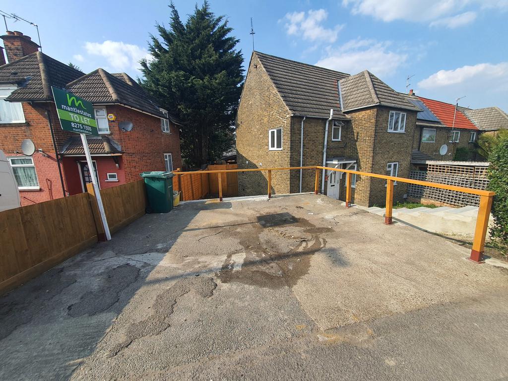 Summers Lane, North Finchley LONDON, N12 3 bed end of terrace house £