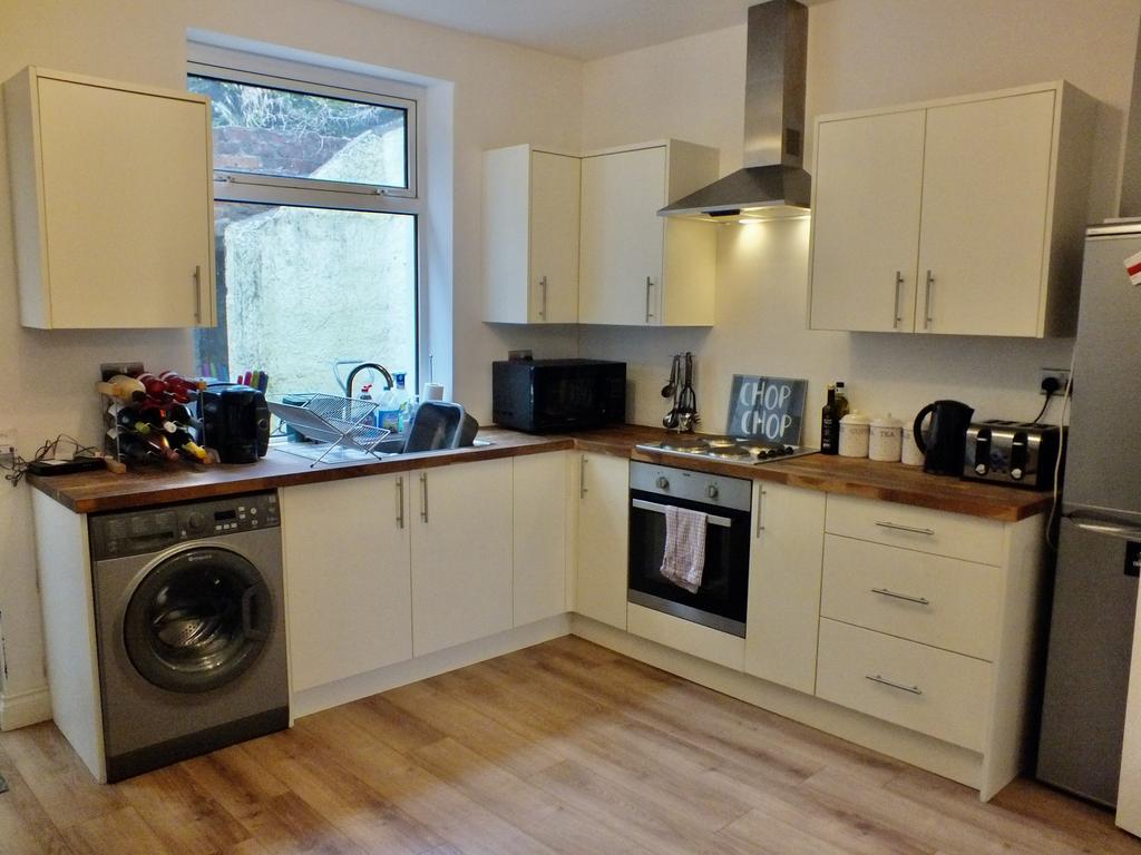 Richmond Road, Six Bells, Abertillery, NP13 2PF 2 bed terraced house