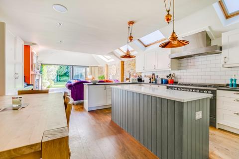 68 Chestnut Grove, London, SW12 8JJ