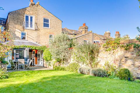 68 Chestnut Grove, London, SW12 8JJ