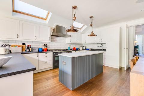 68 Chestnut Grove, London, SW12 8JJ