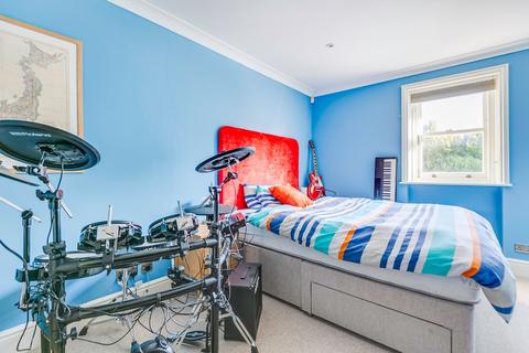 68 Chestnut Grove, London, SW12 8JJ