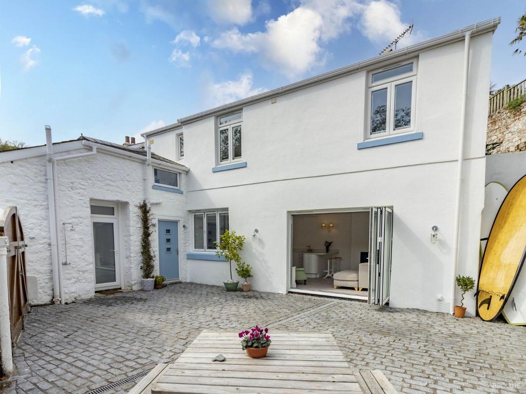 Hesketh Road, Torquay, Devon, TQ1 4 bed link detached house £650,000