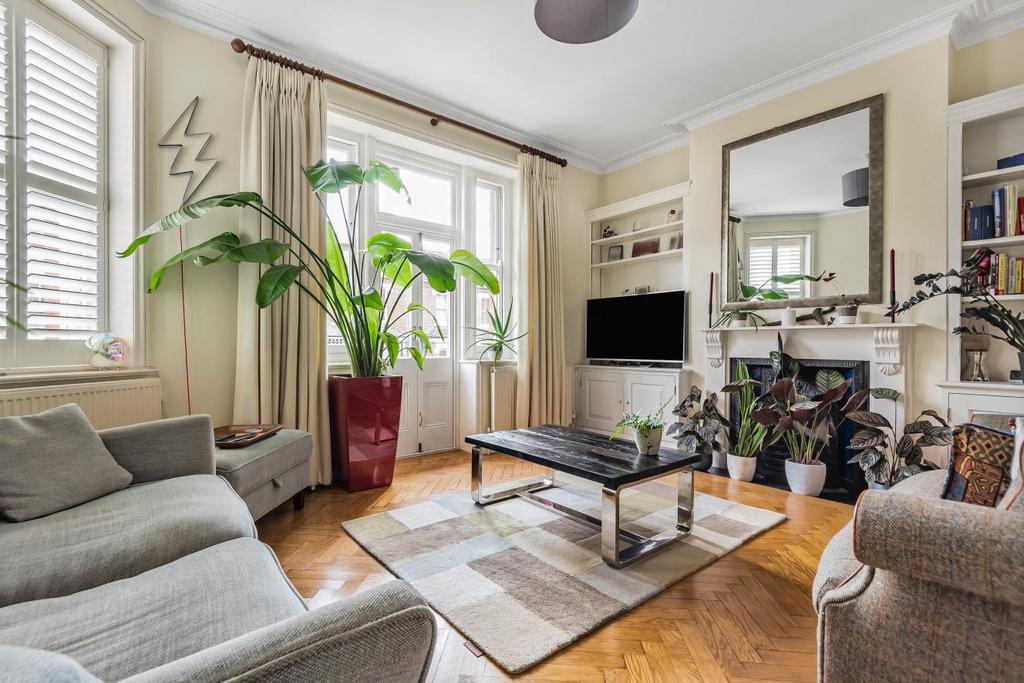 Lurline Gardens, Battersea 2 bed flat - £800,000