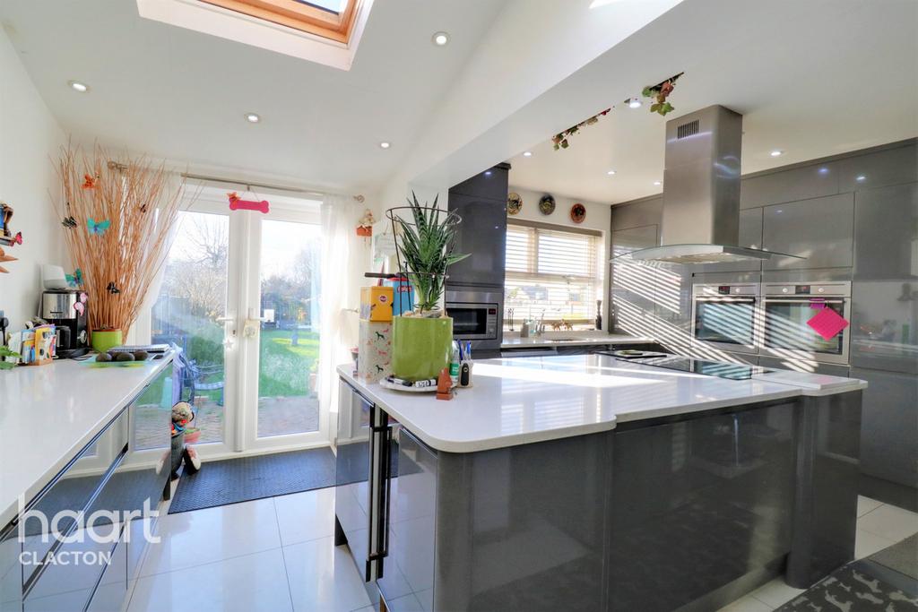 Hall Lane, Walton On The Naze 4 bed semidetached house for sale £375,000