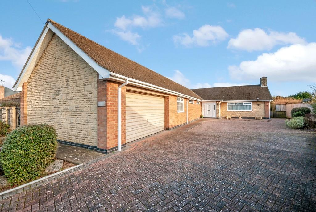 Almond Crescent, Swanpool, Lincoln 3 bed detached bungalow - £375,000