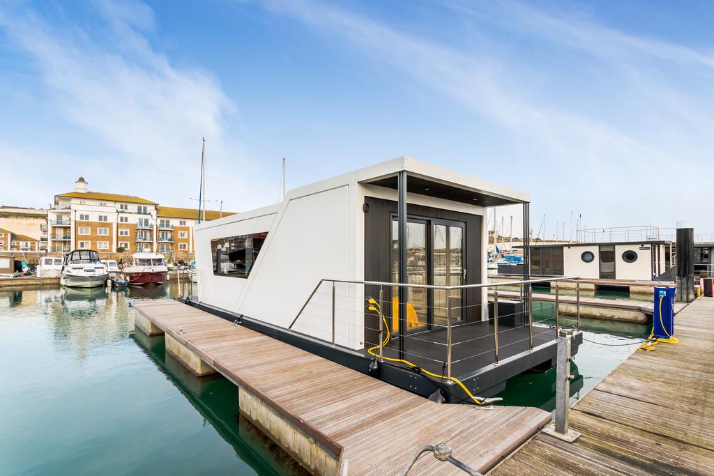 Eastern Concourse, Brighton Marina Village, Brighton 1 bed houseboat