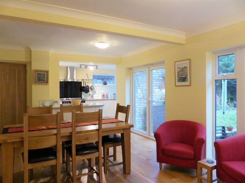 Avenue Road, Cranleigh 4 bed detached house £600,000